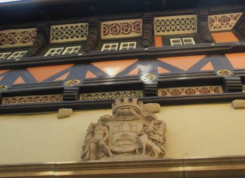 Nicht nur unter den Füßen, auch hoch über dem Kopf, hier am Rathaus, ist die Bachforelle auszumachen.