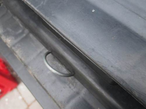 Zwar nicht für den Hund, aber für den Menschen erkennbar: die anderen Tiere sind wahre Forscher und Entdecker - wer nicht regelhaft Hausmüll, Flaschen, Papier wieder einsammeln will, tut gut daran, eine Waschbärsperre an jedem Behälter anzubringen. 