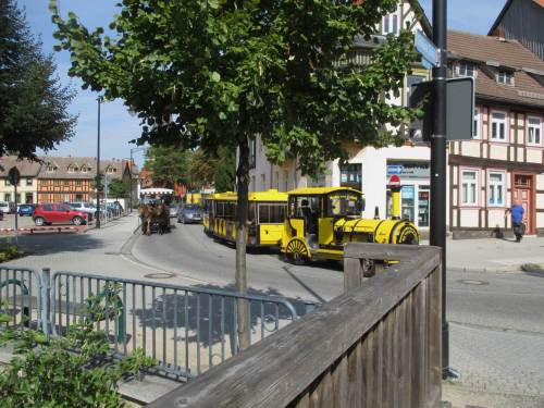 Stadtwärts kann man z.B. Pferdestärken von hier beobachten - in diesem Fall biologische und technische, wohl auf dem Weg Richtung Schloss.