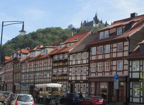Hinterherguckend können wir nachvollziehen, warum Wernigerode "die bunte Stadt am Harz" genannt wird. Und von oben blickt das Schloss aufs Ganze.