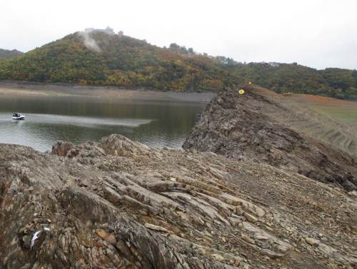 Blick entlang der schroffen Nordkante. Schloss Waldeck erscheint vernebelt - "Die Füchse kochen.".