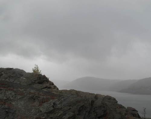 Schon jagen Regenschwaden über den Edersee - ganz trocken werde ich es bis zum Wanderweg nicht schaffen.