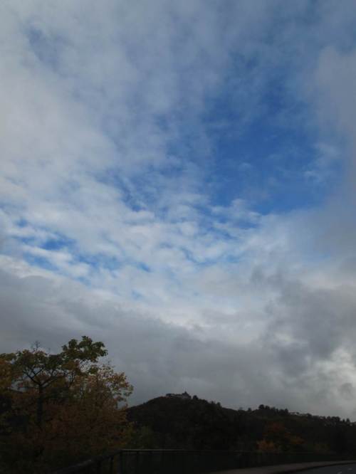 Auf der Rückfahrt nach Korbach erlaube ich mir noch ein paar Stopps - blauer Himmel über Schloss Waldeck. Meine Rückfahrt morgen gen Norden wird wohl wirklich in strahlendes Herbstwetter führen.