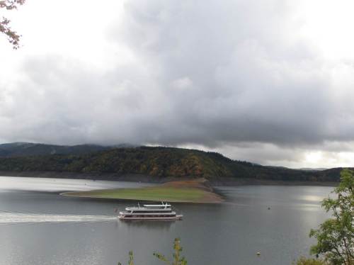 Blick von Osten über die Hopfenberge zum Hammerberg - kaum zu glauben, dass ich da "eben" noch herumstolperte.