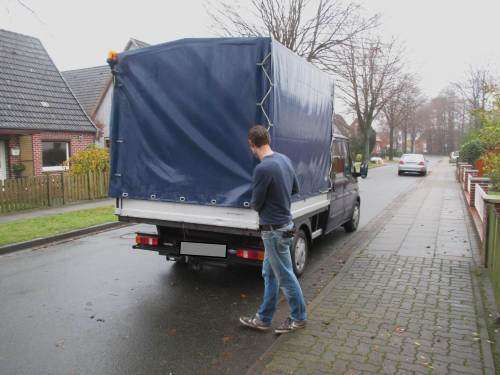 Schon ist der Wagen beladen, die Hölzchen und Stöckchen gehen auf die Reise. Tschüß - mögen Bäche und kleine Flüsse von fachlichem Können profitieren.