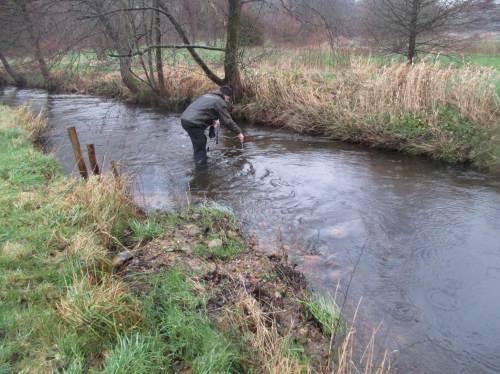 Neugierig - und gut ausgerüstet - wie wir sind, wollen wir uns über die Sauerstoffsituation der Laichbetten informieren.