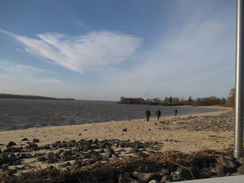 Wir gehen zurück, vorbei am Sandstrand Wedel.