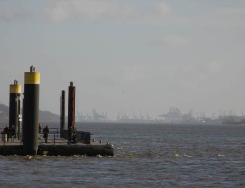 Kabbelwasser am Anleger Willkomm-Höft, im Hintergrund Container-Kräne(-brücken).