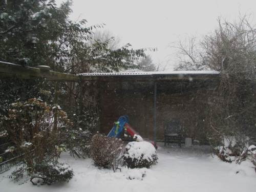 Es schneit weiter, die Rutsche hat erstmal Pause.