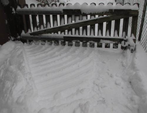 Dahinter - Holztor-Schnee-Geometrien.