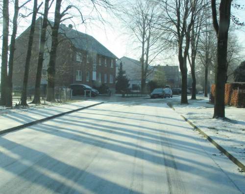 Zurück im Buchenweg - die Sonne hat den Raureif inzwischen weitgehend die Straße pudern lassen.