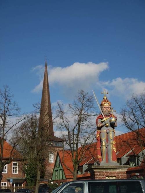 Treffpunkt zur Gletscherfluss-Wanderung bei bestem Wetter war der Wedeler Roland.