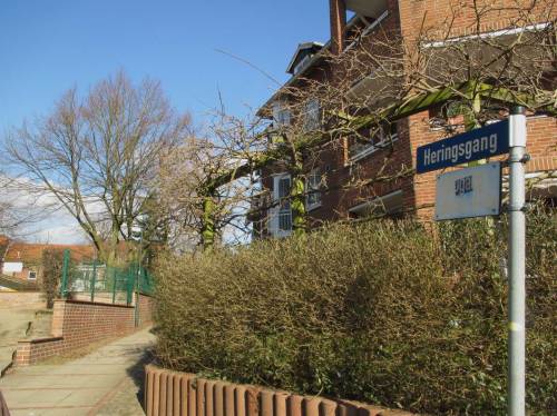 Der Heringsgang, Erinnerung an frühere Hafenzeiten an der Mündung der Wedeler Au in die Elbe.