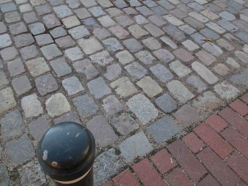 Und immer wieder für den aufmerksamen Beobachter: buntes Pflaster aus skandinavischen Gesteinen - von der Eiszeit / den Gletschern weit nach Südwesten transportiert.