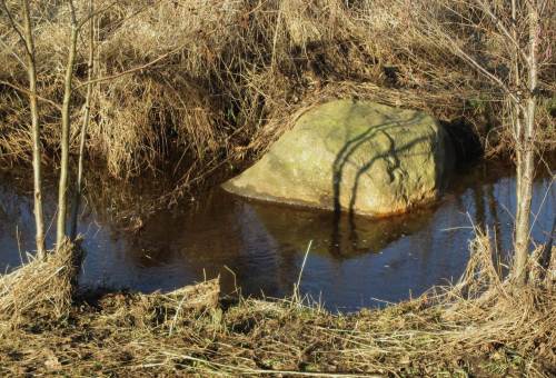 Das Beispiel in grob - pardon, groß. Ein Findling halbiert die Überbreite des Bachprofils - schon zeigt sich turbulente Strömung, die die Bachorganismen benötigen.