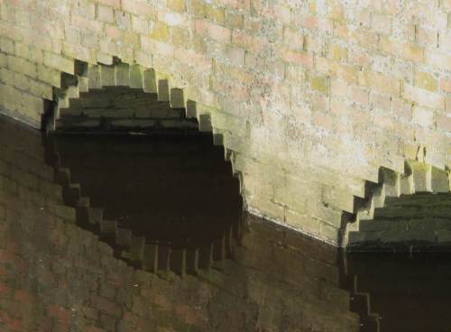 Regenwasserzuläufe, fast als Kunstwerk - hoffentlich wird das Wasser der Wedeler Au gebremst und vorgereinigt zugeführt.