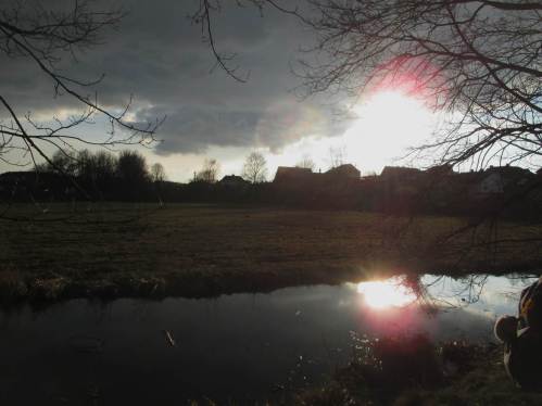 Eine dunkle Wolke mit wieder auftauchender Sonne schafft zum Abschluss einen spannenden Horizont.