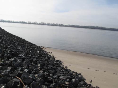 Affischlacke trennt Wedels Badestrand vom Schulauer Hafen.