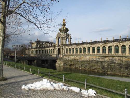 Schnee, auch noch vor dem besonnten Zwinger - wir sind auf dem Weg zum Veranstaltungsort.