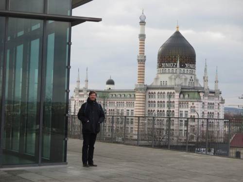 Auf dem Dach des Veranstaltungsgebäudes kann man gut posieren. Das ist keine Moschee.
