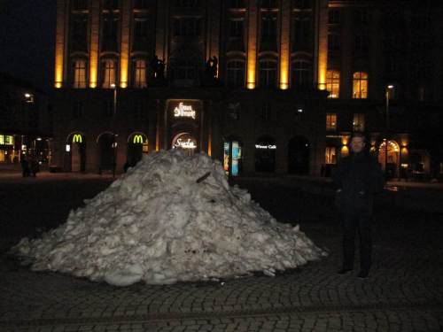 Auch nachts mit Beleuchtung: Schnee, welch schöner Haufen.