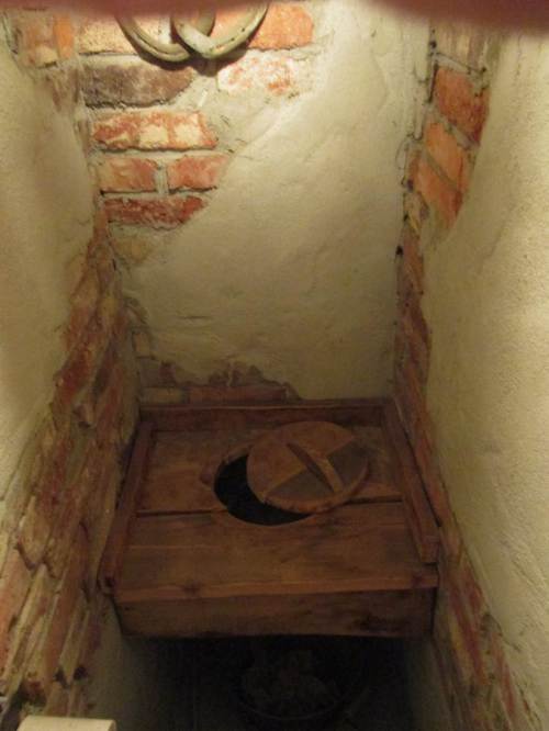 Zum Ende dieses Beitrags: Historisches, fotografiert im Gasthaus unserer Wahl - wassersparende Toilette. :-)