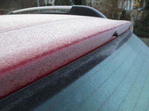 Reif auf dem Auto zeigt: die Nacht war kalt.