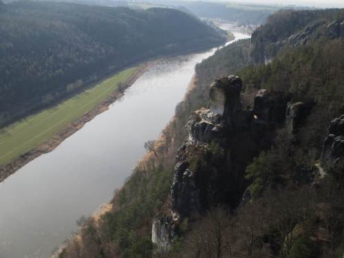 Elbtalblick von der Bastein gen Nordwesten. - Den Fels hat niemand beschnitzt, Erosion hat einen ordentlichen Brocken abgesprengt und in Stücke zerlegt.