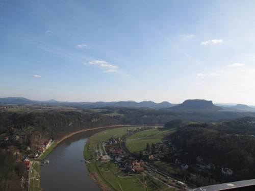 Blick auf die Sandstein- und Vulkan-Kulisse von der Bastei aus.