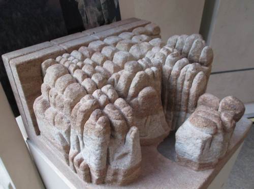 Im Nationalparkzentrum erhält man allerlei interessante Information, die man ansonsten mühsam suchen muss. Hier ein Modell der Verwitterungsgeschichte des Elbsandsteingebirges.