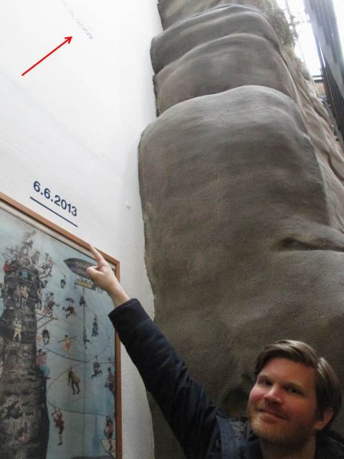 Tja, und hier Neueres, Linien an der Wand des "hoch" über der Elbe stehenden Gebäudes. Weit über dem 1,90 m-Mann ahnt man den Wasserstand des Hochwassers 2002.