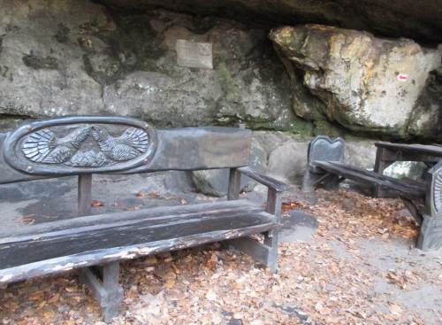 Na Tokani - Truthahnbalzplatz, hier ein Rastplatz unter einem Felsüberhang.