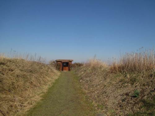 Im Gelände der Carl Zeiss Vogelstation angekommen - sichtgeschützt zwischen Wällen geht`s zu den Beobachtungsstationen.
