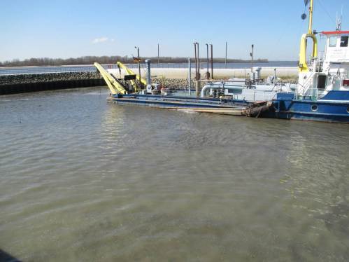 Das Hafensediment wird ordentlich aufgewirbelt.