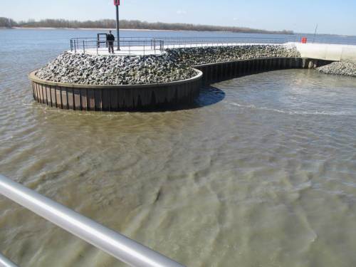 Alle Betrachter vor Ort waren sich einig: zumindest an der Oberfläche bewegt sich das aufgewühlte Material nicht aus dem Hafen heraus. Hoffen wir mal, dass das am Grund anders aussieht.