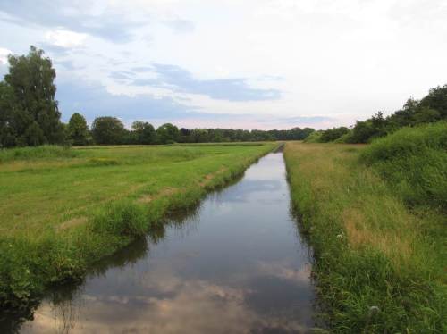 Oha, dieser Kanal will ein Bach, ein kleiner Fluss sein? Da gilt es aber Einiges zu verbessern.