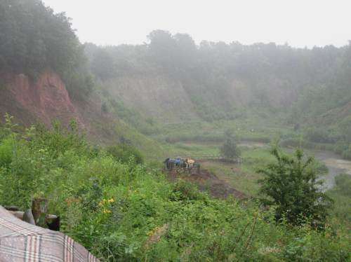Dunst liegt über der steilwandumgebenen, tiefen Grube. Ohne Wasserhaltung wäre hier ein Baggersee.