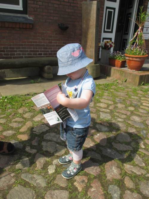 Zum Studium während der Fahrt ist ein Faltblatt der Kreisjägerschaft mit Wildschwein und Co. gut geeignet, das wissensdurstige Kind zu beschäftigen.