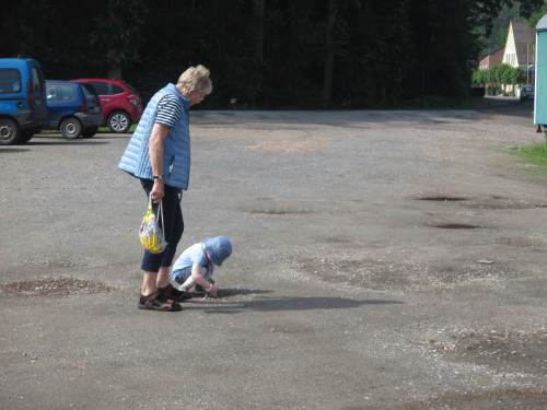 Ins Auto geht es aber noch längst nicht - da schlummert eine Geologin ..., muss noch alle Regen- und Auto-sortierten Steine auf dem Parkplatz erfassen.