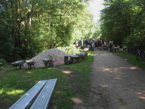 Ankunft Kriemhildstraße, Brücke Wedeler Au - Steine, Holz, Werkzeug, fleissige Helferinnen und Helfer - alles da.
