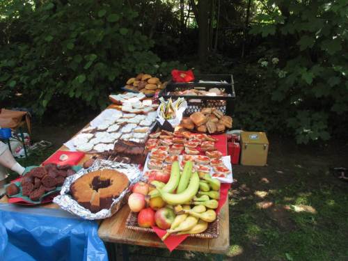 Fleissige Hände haben eine bunte Tafel zubereitet - dann man guten Appetit!