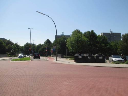 POW - zum Abgewöhnen! Baumlose Großstadtkreuzung auf der Landesgrenze. Ich biege nach rechts ab, wieder in die Autal-Allee gen Wedel.