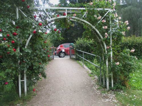 Aber, was ist das - der freundliche Rosenbogen-Eingang, versperrt durch Flatterband? Raus gehen wir aber doch.