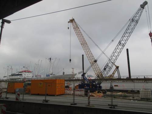 Vorbei an der beeindruckenden Baustelle Hochwasserschutz, die die touristische Begegnung mit Elbe und Hafen mit eingeplant hat.
