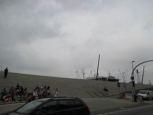 Hoch, in der Tat - muss sein! So sieht das ganze von Land also fertig aus.