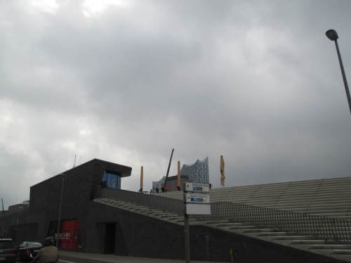 Immerhin, die Elbphilharmonie guckt drüber.