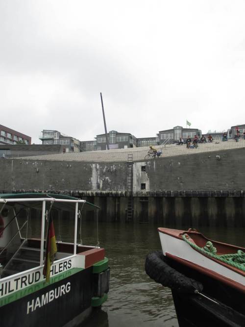 Fast an Bord - fast Tideniedrigwasser, oha, steil hoch geht der Blick! So ein Hafen mit in grossen Teilen tief liegenden alten Zentrumsteilen muss schon allerhand Sicherheitsaufwand gegen Sturmfluten treffen.