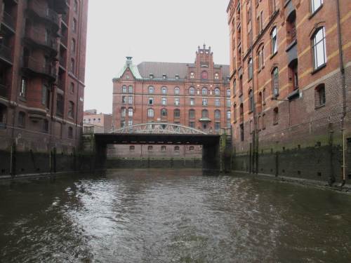 Wir durchqueren die Speicherstadt. Lange Strecken der auf Pfählen gegründeten Bauten sind zu sanieren - wieso?