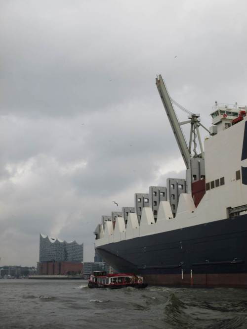 Rein in den Hansahafen.