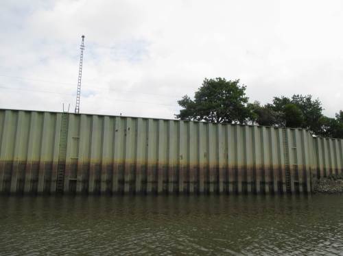 So kann dann ein saniertes Ufer aussehen. Zweifellos nicht mehr "schön romantisch", aber sicher.